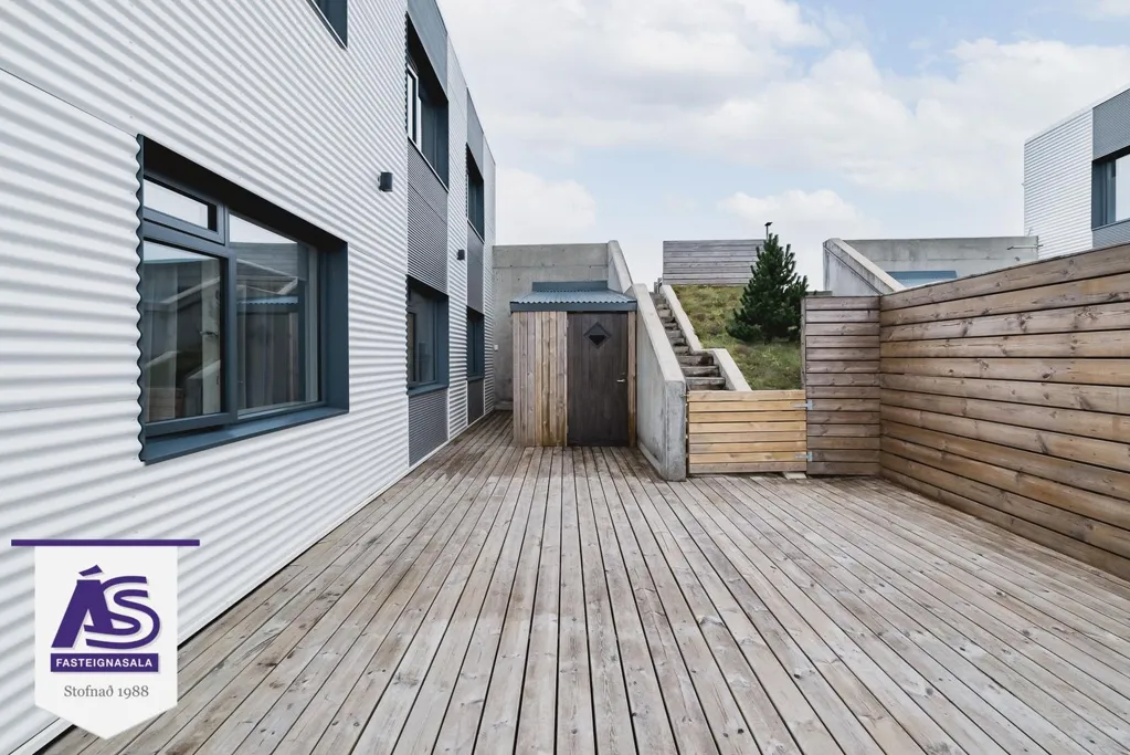 Esterno - Newly Built Duplex with Garden in Skarðshlíð