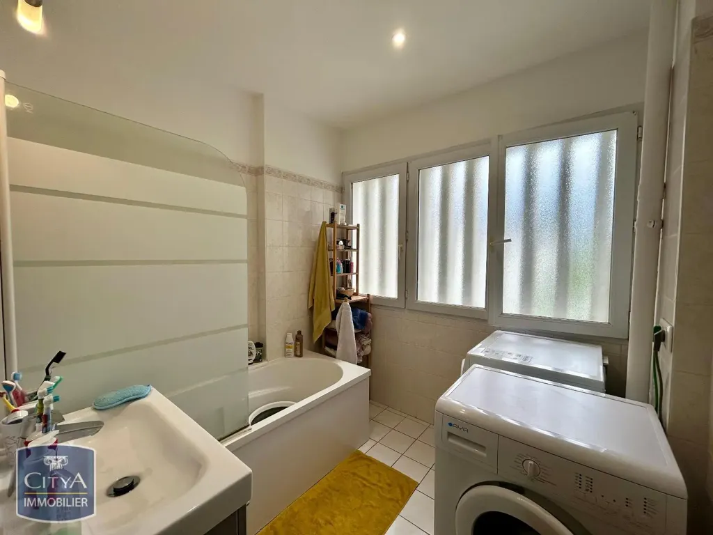 Bathrooms - 3-Bedroom Flat with Balcony in Saint-Avertin