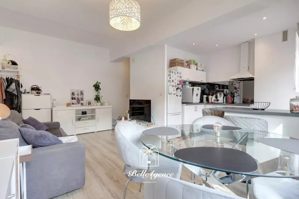 Living Room - 2-Bedroom Apartment with Balcony in Nice