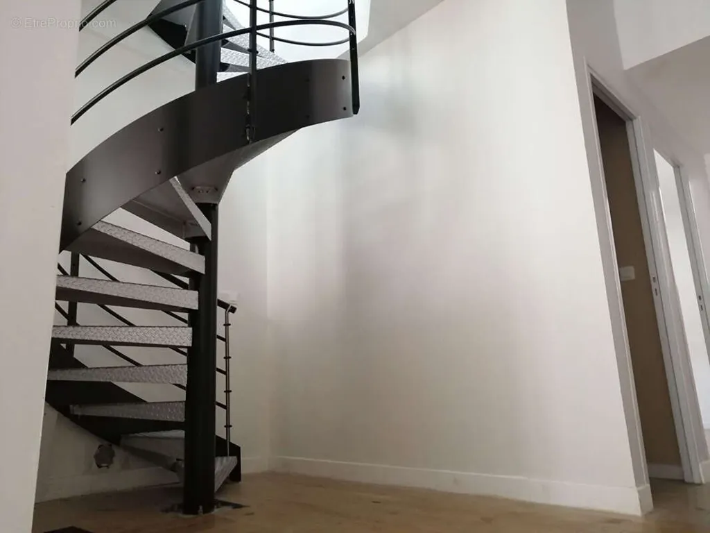 Pièces - Immeuble Rénové avec Commerces à Villeneuve-sur-Lot