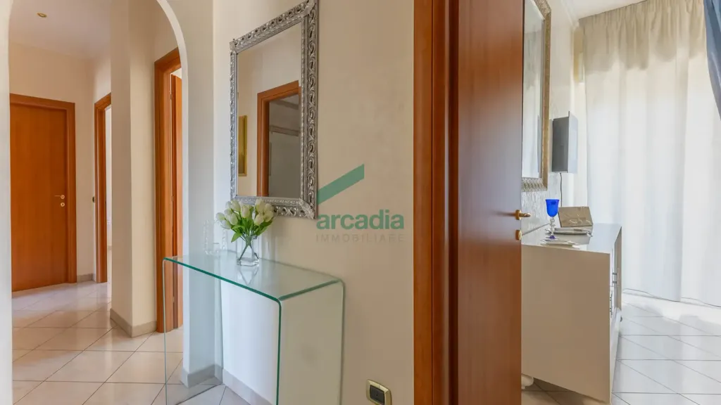Entrée - 4-Bedroom Apartment with Balcony in Bari