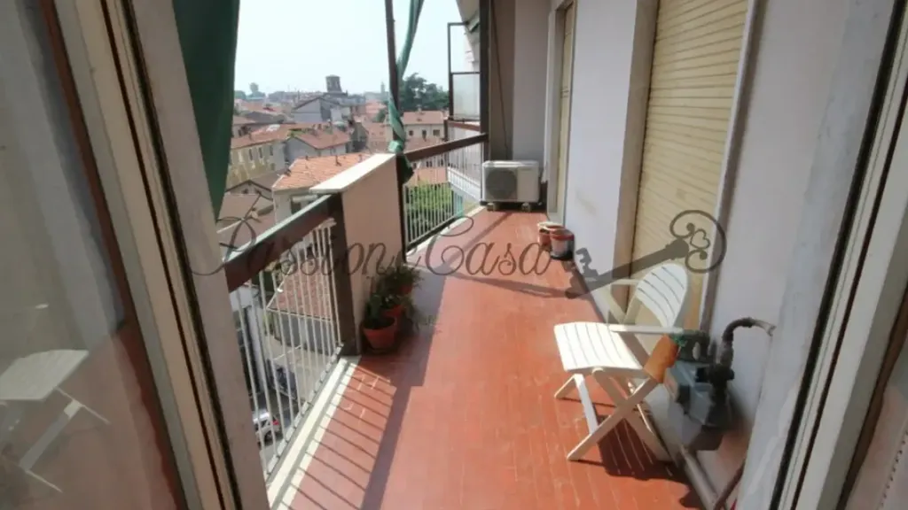 Rõdu - Triplex with Triple Exposure in Vigevano Centre