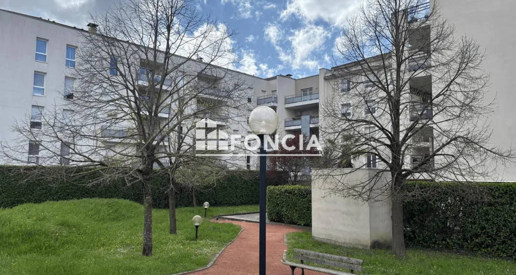 Giardino - Top-Floor Apartment with Balcony in Décines