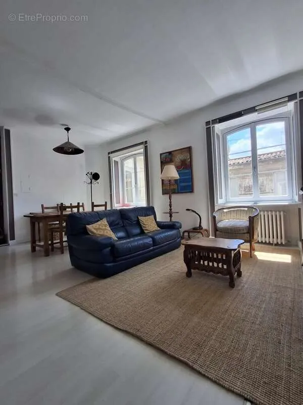 Séjour - Appartement Lumineux avec Cour Intérieure au Centre Historique de Montpellier
