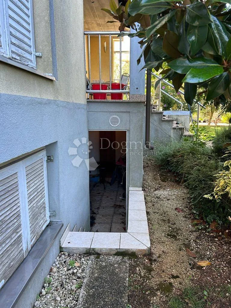 Jardin - Spacious Family House with Multiple Terraces in Valbandon