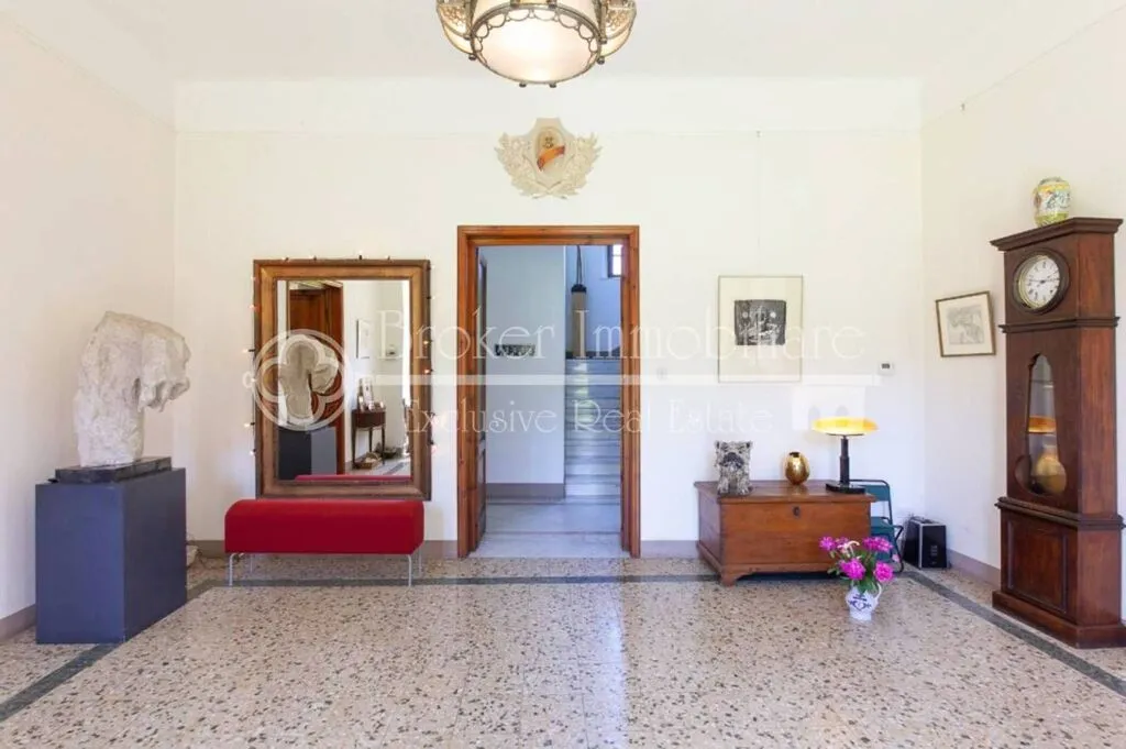 Esik - Historic Villa with Pool near Lucca