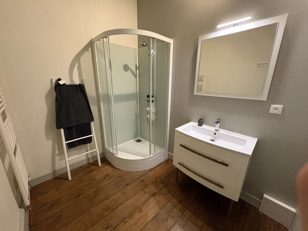 Bathrooms - Shared Room in Spacious Townhouse in Agen
