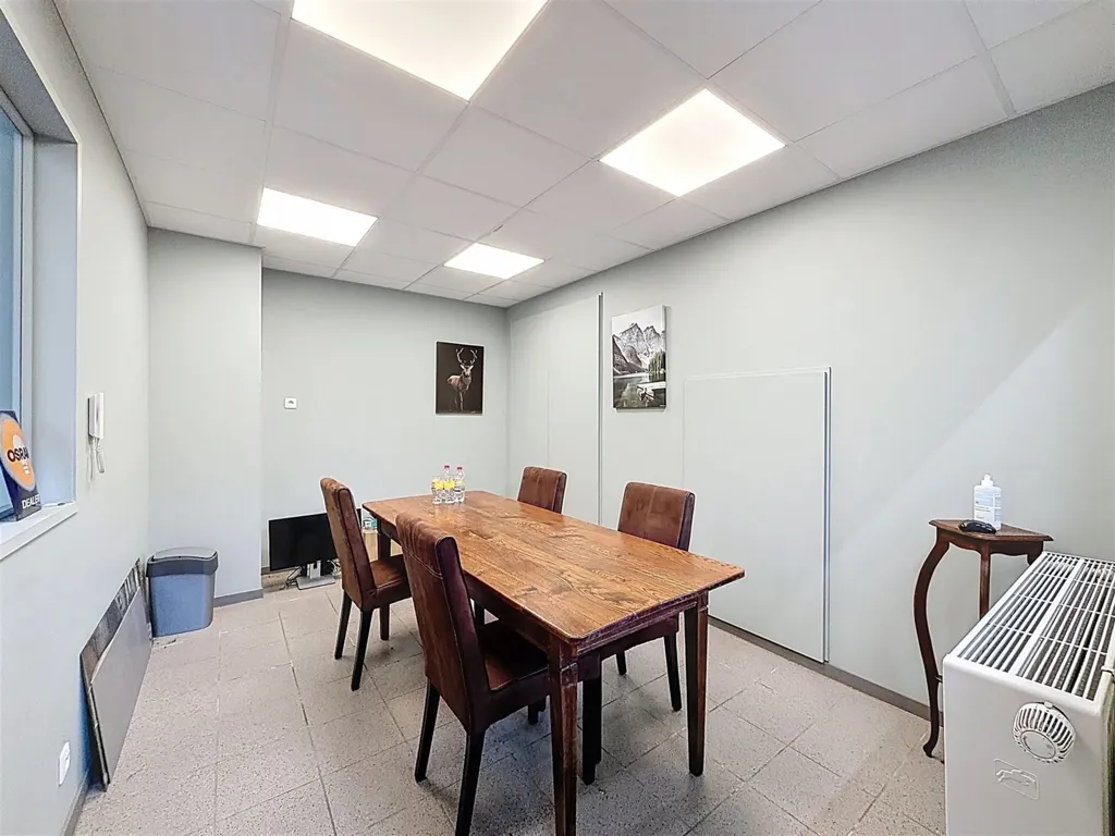 Kabinet - Mixed-Use Complex with Office Space in Urban Area