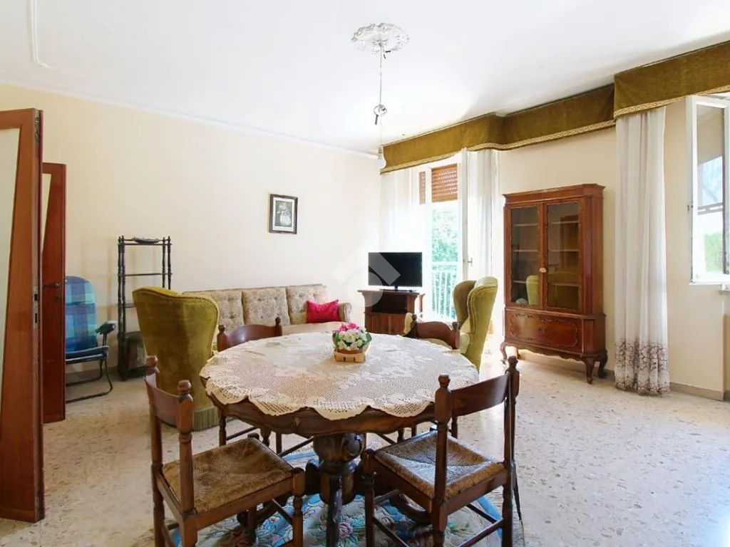 Salle à manger - Spacious 4-Bedroom Apartment with Garage in Pisa