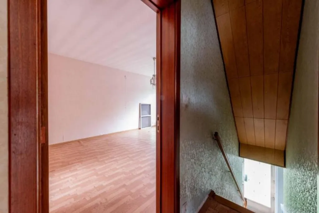 House to Renovate in Weerde Centre