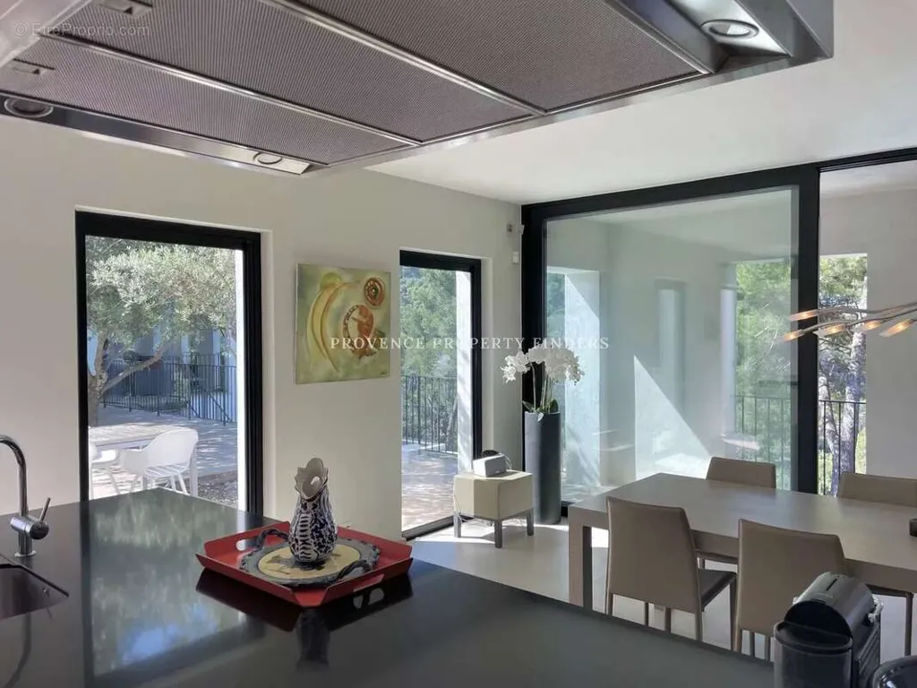 Cuisine - Villa Contemporaine avec Vue Panoramique à Lorgues