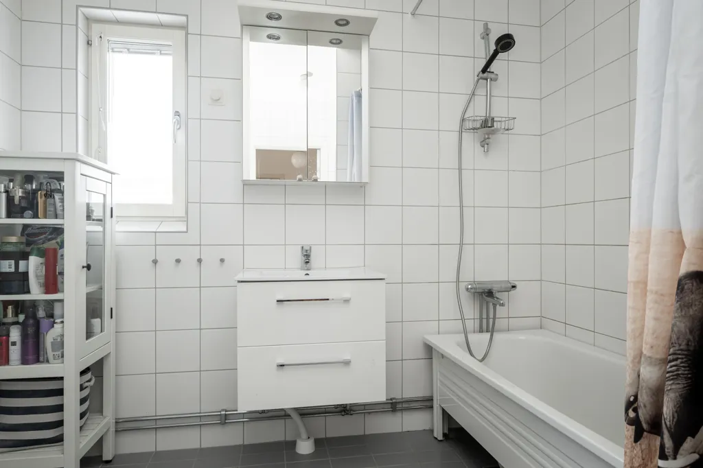Bathrooms - Apartment with Balcony in Segeltorp, Stockholm