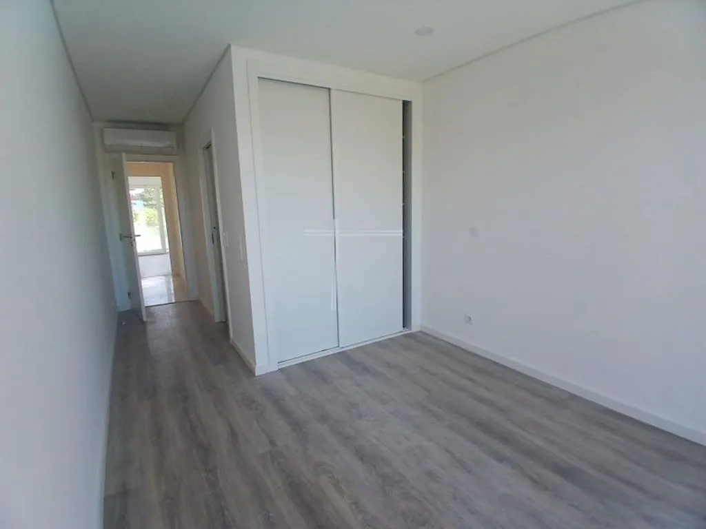 Pièces - Luxury 2-Bed Flat with Balcony in Charneca de Caparica