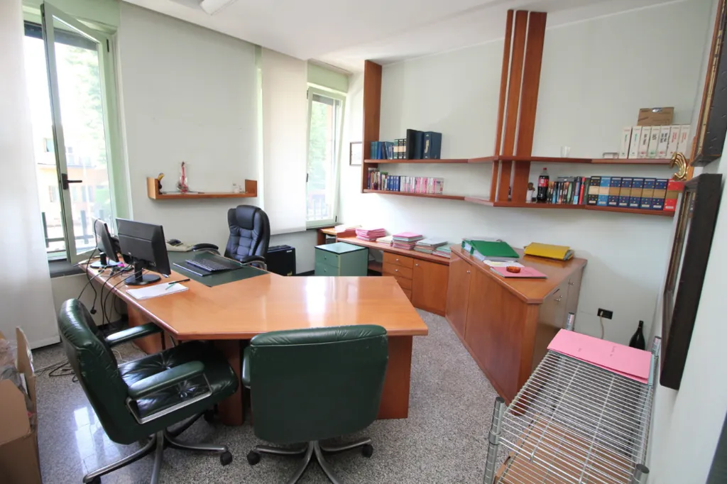 Kabinet - Office with Parking in Central Lainate