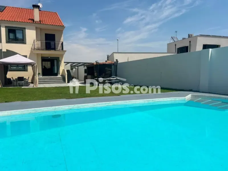 Bassein - Semi-detached House with Pool in Villamayor