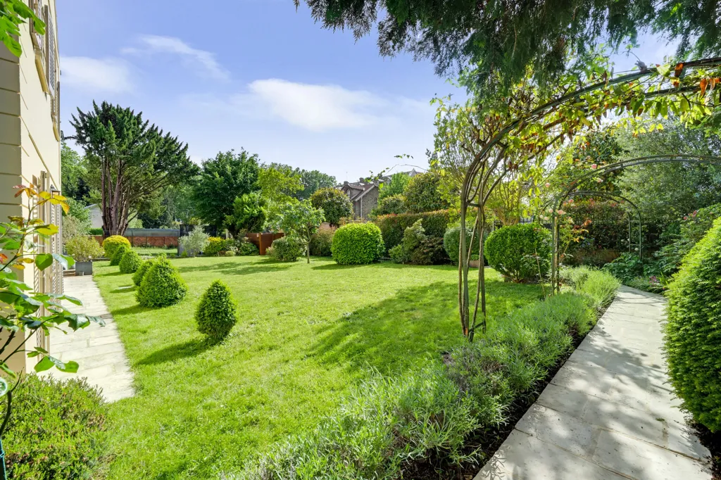 Jardin - Maison Familiale avec Jardin Paysagé à Versailles