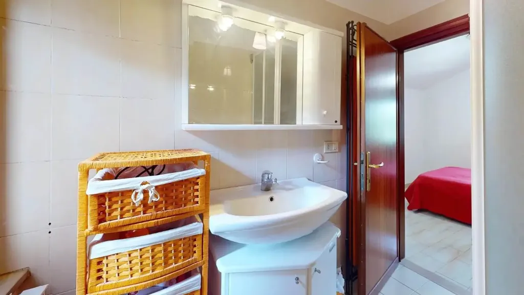 Salles de bain - Historic Townhouse with Two Entrances in Assisi