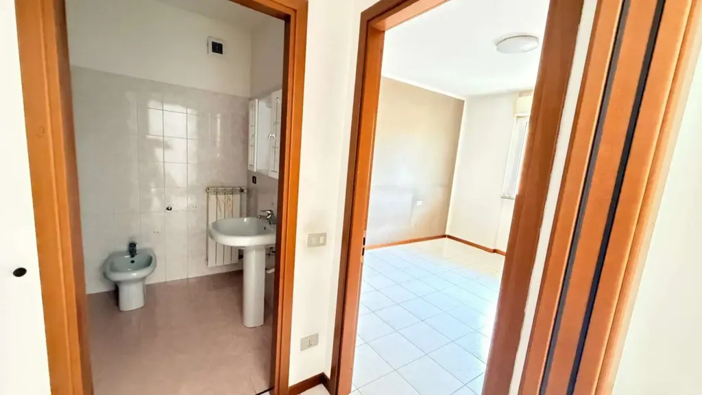 Salles de bain - Twin-Storey Apartment with Balcony in Dalmine