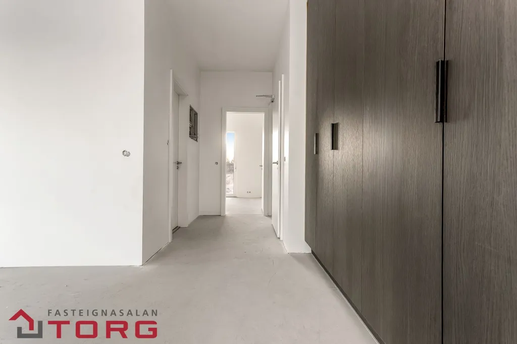 Esik - Modern Apartment with Balcony in Hnðraholt