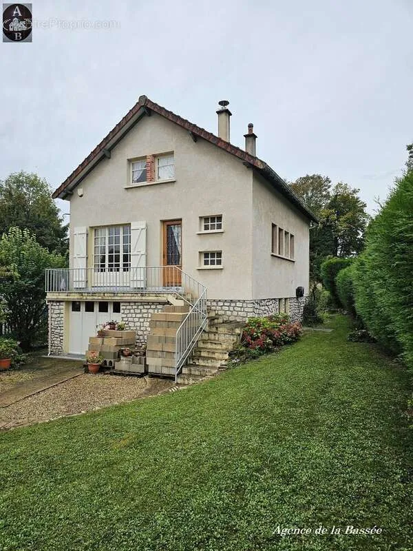 Välivaade - Traditional House with River View in Provins