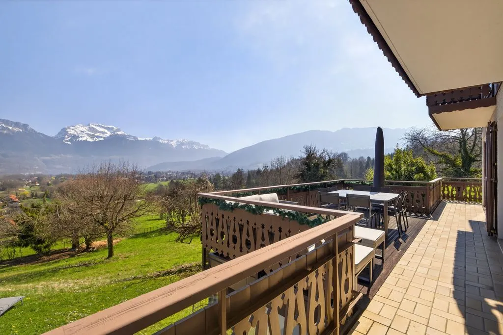 Rõdu - Renovated Chalet with Lake and Mountain Views in Annecy