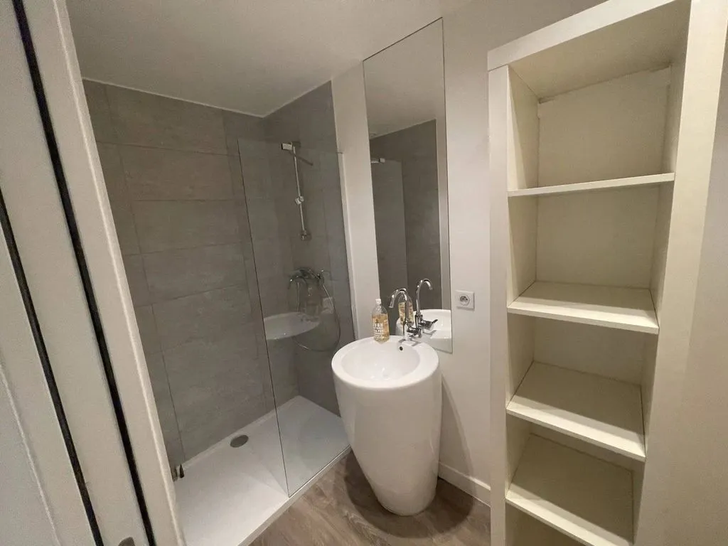 Salles de bain - Bureaux de Luxe avec Vue Rue d'Antibes à Cannes