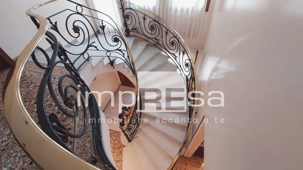 Pièces - Architectural Villa with Garden in Treviso