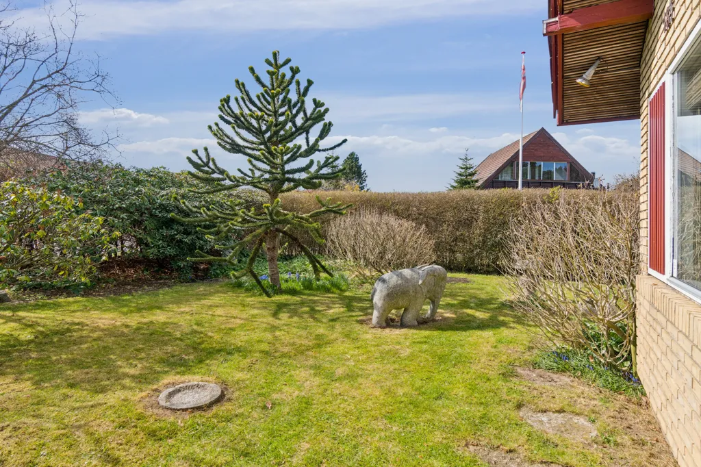 Aed - Charming Villa with Carport in Værløse