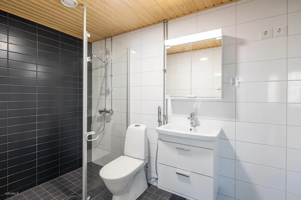 Vannitoad - Spacious Flat with Balcony in Simonkylä