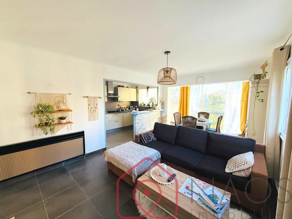 Séjour - Appartement 3 Pièces avec Vue Verdure à Saint-Raphaël