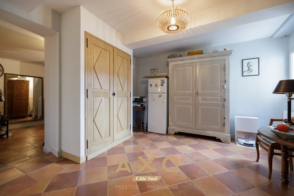 Esik - Provençal Townhouse with Courtyard in Cucuron