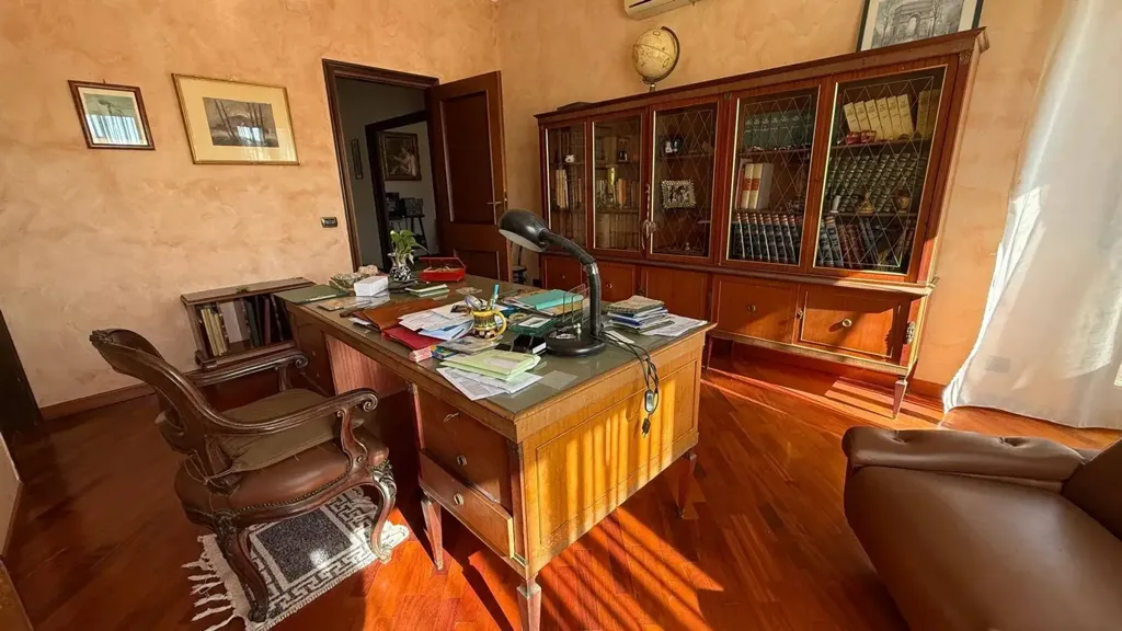 Bureau - Spacious Apartment with Balconies in Caserta