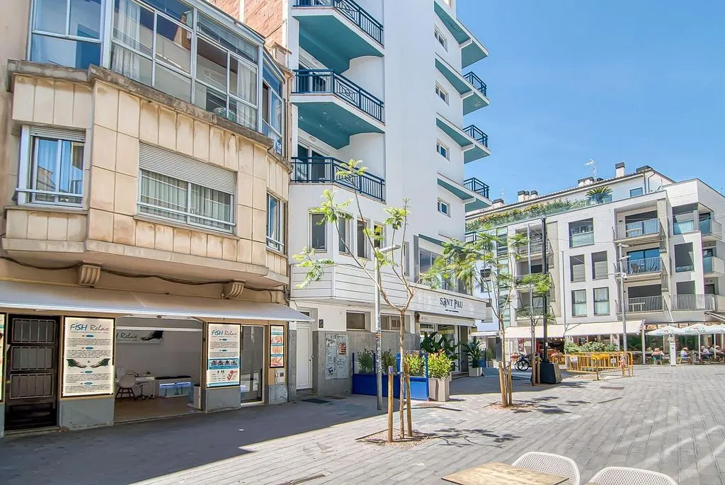 Apartment with Large Terrace in Roses Centre