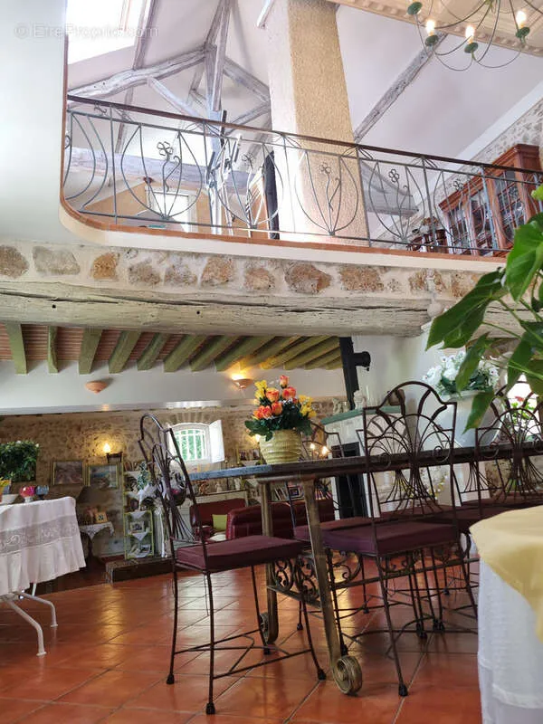 Söögituba - Large Property with Garden in Bruyères-le-Châtel