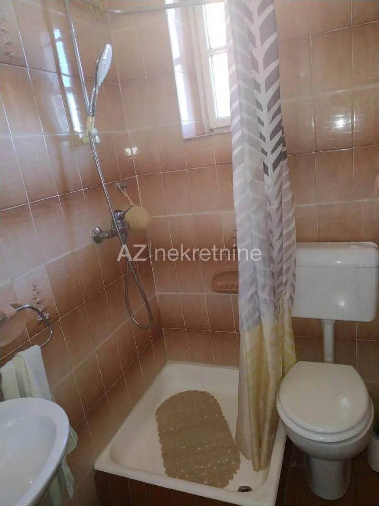 Baños - Four-Bedroom Apartment with Central Heating in Donji Grad