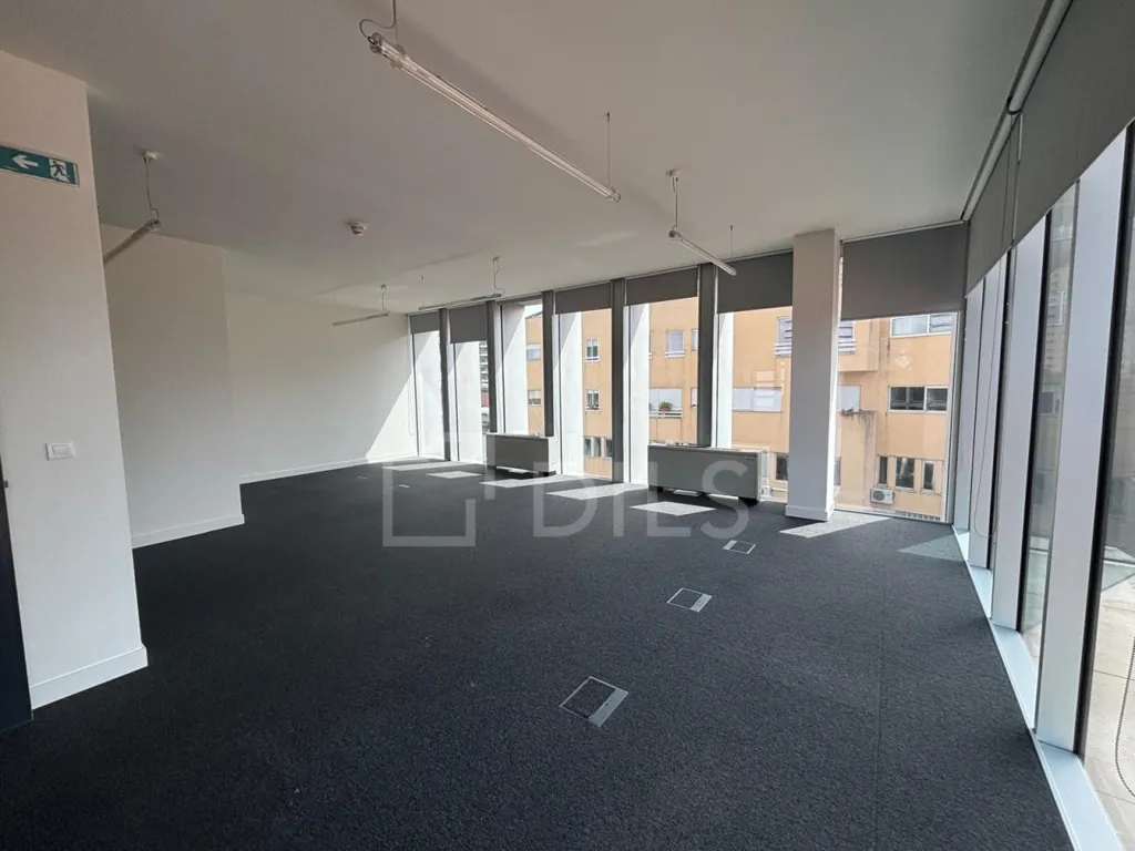 Bureau - Office with Open Plan in Boavista, Porto