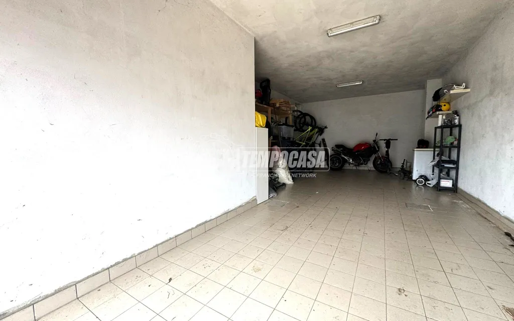 Garaaž - Modern Apartment with Triple Aspect View in Givoletto