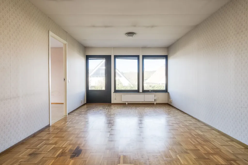 Pièces - Family House with Development Potential in Åby