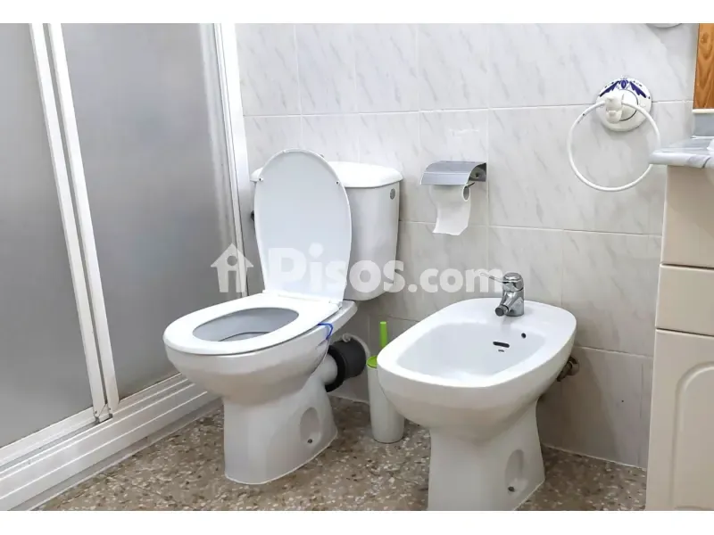 Baños - Piso exterior con balcón en Calle de García de Loaysa