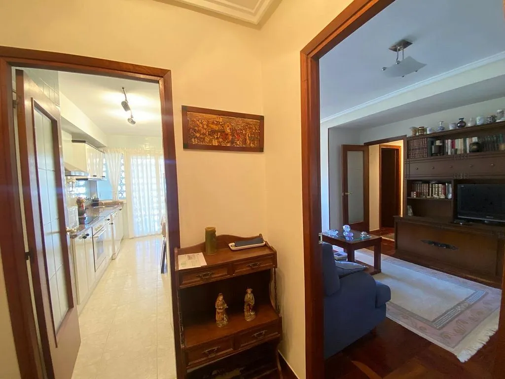 Esik - Three-Bedroom Flat with Balcony in Urkizu
