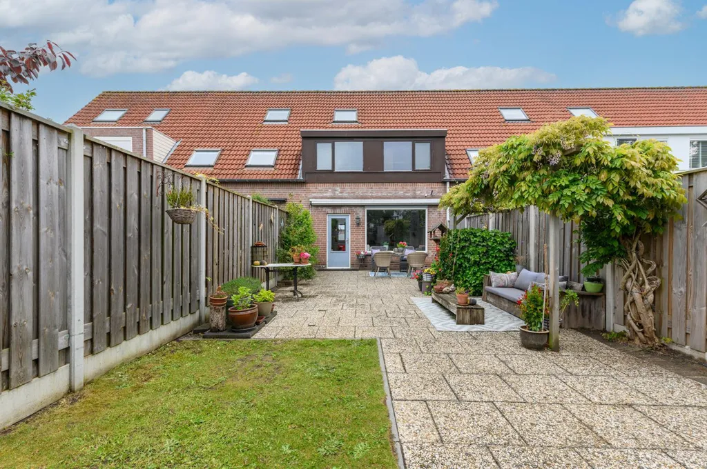 Aed - Spacious 5-Bedroom House with Deep Garden in Almere