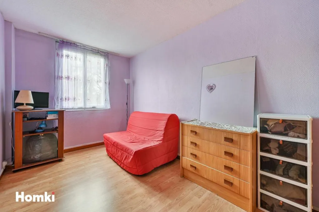 Bedrooms - 4-Bed Apartment with Private Parking in Valenton