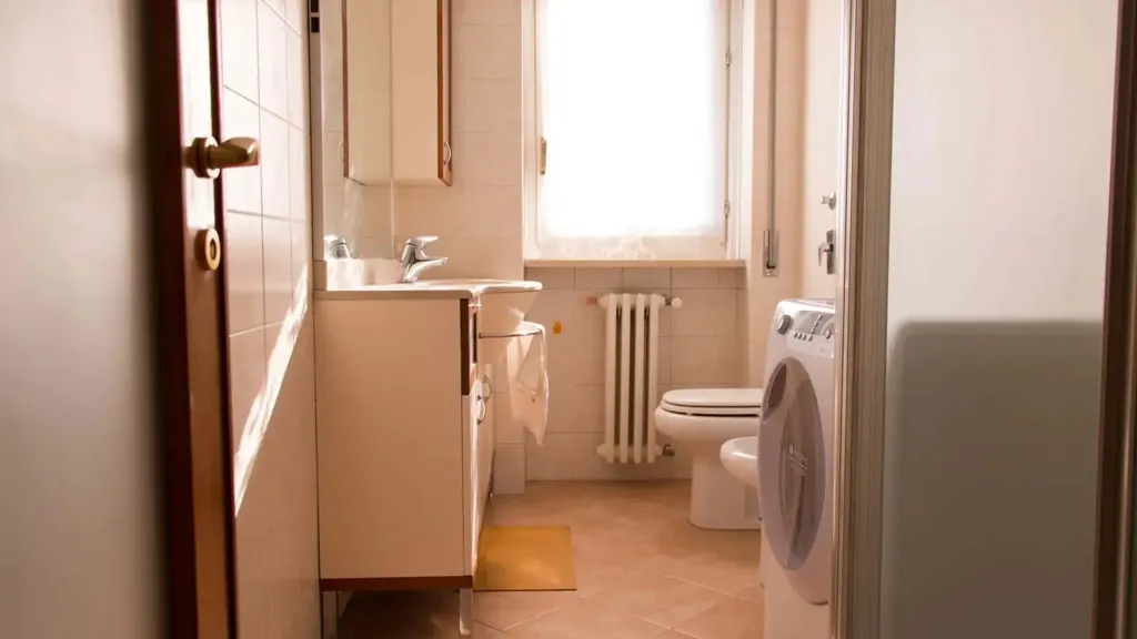 Salles de bain - Modern Studio with Balcony in Milan