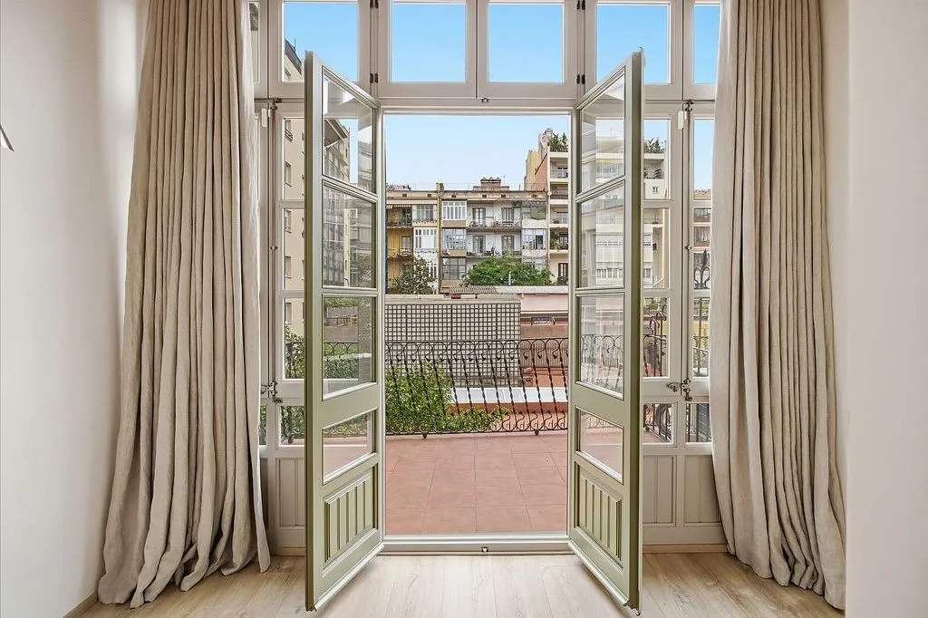Balcon - Refurbished Flat in Modernist Building, Barcelona