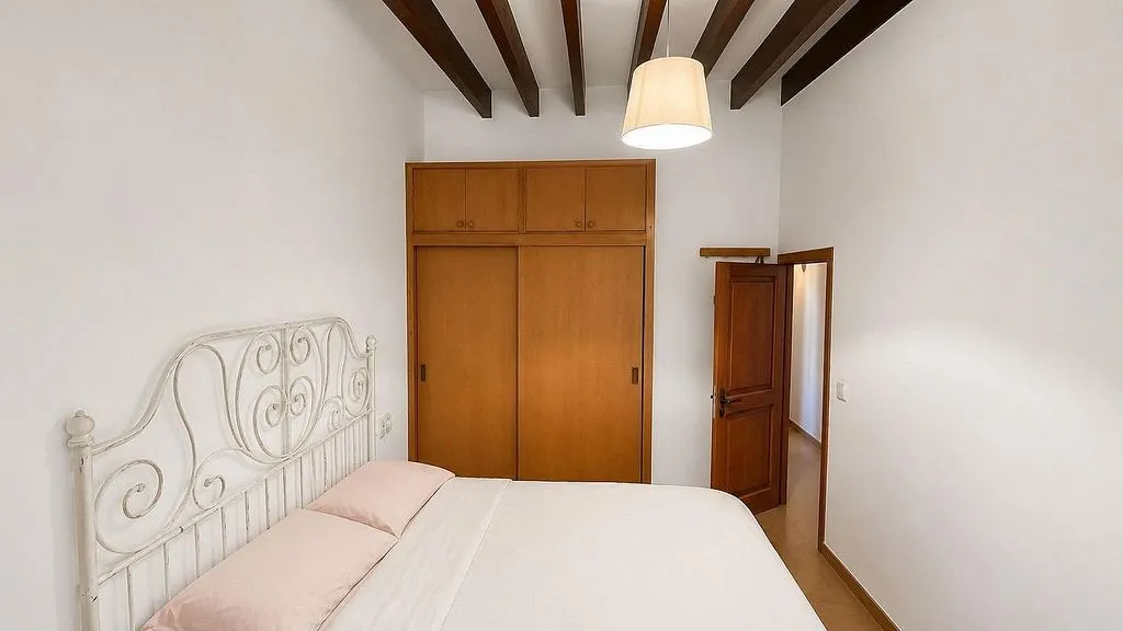 Chambres - Historic Attic with Terrace in Carrer dels Oms