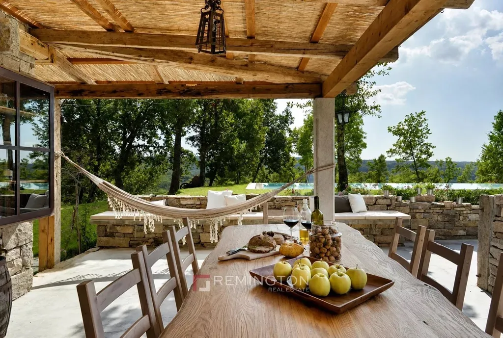 Terrass - Villa with Extensive Building Land in Central Istria