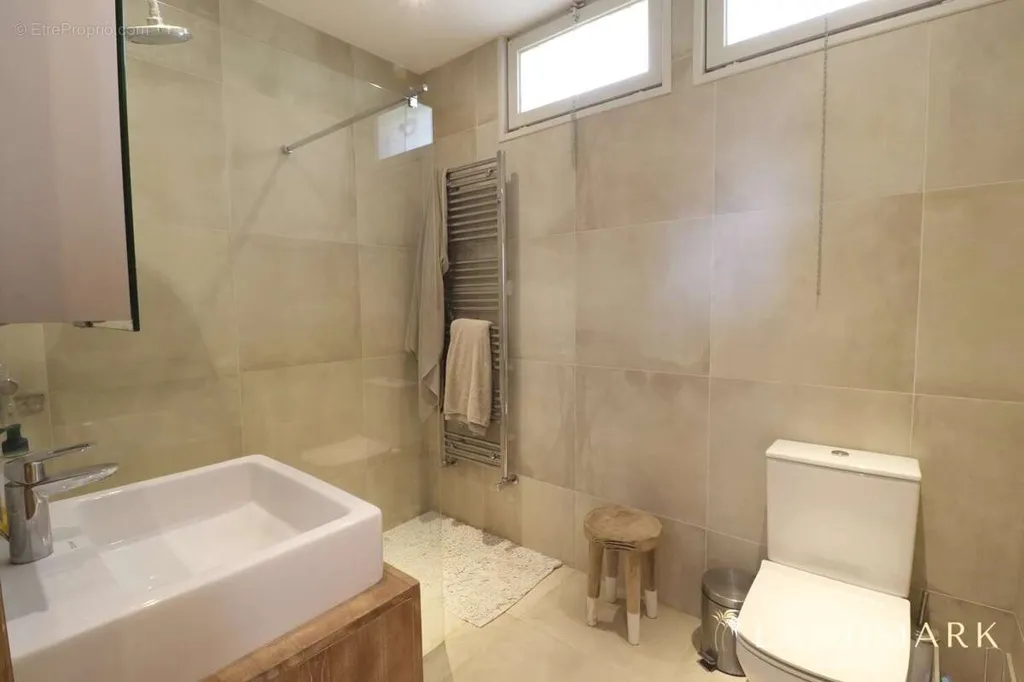 Salles de bain - Bastide Élégante avec Piscine à Cabris
