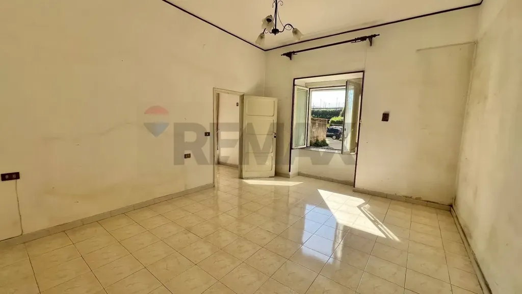 Pièces - Apartment with Terrace in Piscinola, Naples