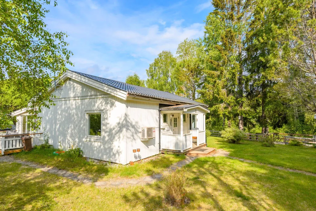 Välivaade - Charming Villa by the Stream in Björkom