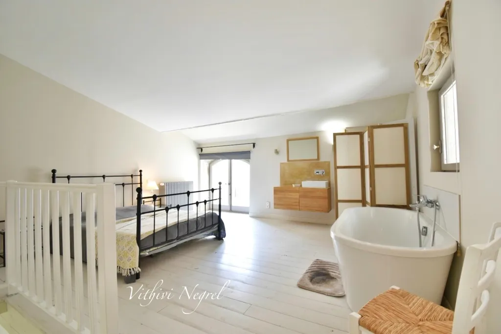 Chambres - Maison Rénovée avec Cheminée au Centre d'Eyragues